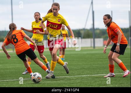 LUBIN, POLOGNE - 11 SEPTEMBRE 2024 : match de football féminin Ligue centrale polonaise de la jeunesse CLJ U-16 Zaglebie Lubin FemGol vs Sleza Wroclaw. Banque D'Images