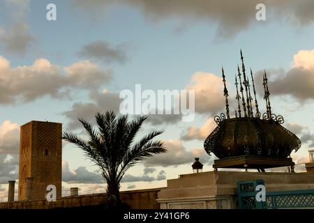 Le Mausolée de Mohammed V et les jardins de la Tour Hassan Rabat, Maroc, Afrique du Nord Banque D'Images