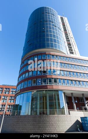 HAMBOURG, ALLEMAGNE - 12 AOÛT 2024 : Columbus Haus à Hambourg. Immeuble de bureaux moderne Banque D'Images