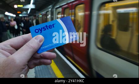 A transport for London Oystercard sur fond du métro londonien Banque D'Images