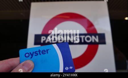 A transport for London Oystercard sur fond du métro londonien Banque D'Images