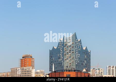 HAMBOURG, ALLEMAGNE - 12 AOÛT 2024 : salle de concert Elbphilharmonie conçue par Herzog et de Meuron Banque D'Images