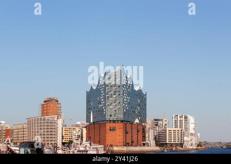 HAMBOURG, ALLEMAGNE - 12 AOÛT 2024 : salle de concert Elbphilharmonie conçue par Herzog et de Meuron Banque D'Images