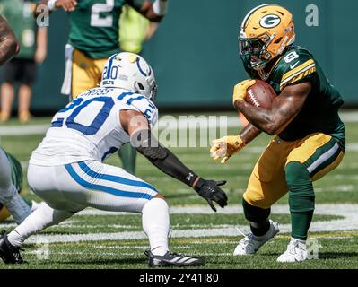 Green Bay, États-Unis. 15 septembre 2024. Green Bay Packers Running back Josh Jacobs (R) court la sécurité des Colts d'Indianapolis Nick Cross (G) dans la première moitié du match de la NFL entre les Colts d'Indianapolis et les Packers de Green Bay au lambeau Field à Green Bay, WISCONSIN, LE dimanche 15 septembre 2024. Photo de Tannen Maury/UPI. Crédit : UPI/Alamy Live News Banque D'Images