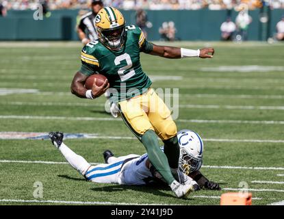 Green Bay, États-Unis. 15 septembre 2024. Sécurité des Colts d'Indianapolis Nick Cross (arrière) tente d'affronter le quarterback des Green Bay Packers, Malik Willis, dans la première moitié du match de la NFL entre les Colts d'Indianapolis et les Green Bay Packers au lambeau Field à Green Bay, WISCONSIN, LE dimanche 15 septembre 2024. Photo de Tannen Maury/UPI. Crédit : UPI/Alamy Live News Banque D'Images