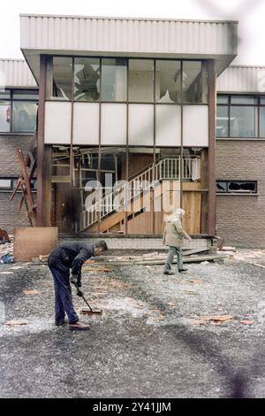 Nettoyage après un attentat de l'IRA, alors que la ville se prépare à marquer le 20e anniversaire du massacre du dimanche sanglant au cimetière de Derry City, le 24 janvier 1992 à Londonderry, en Irlande du Nord. Banque D'Images