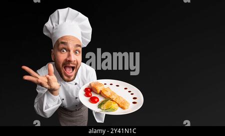 Chef drôle Man Showing Salmon Dish posing in Studio, High-Angle Banque D'Images