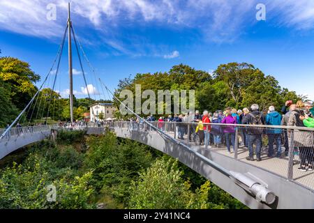 Der Skywalk Königsstuhl an den Kreidefelsen von Rügen, Aussichtsplattform an der berühmten Felsformation Königsstuhl, Barrierefrei, im Nationalpark Jasmund, Blick auf die Ostsee und die Kreidefelsen Küste, zwischen Sassnitz und Lohme, Mecklenburg-Vorpommern, Deutschland, Skywalk Königsstuhl *** The Skywalk Königsstuhl sur les falaises de craie de Rügen, plate-forme d'observation de la célèbre formation roche de Königsstuhl, vue sur la côte balnéaire de Königsstuhl, mer Baltique, Secklembourgeoise, Secklench-mer de la côte de Jasmerd, Mecklembourg, Allemagne, Mecklembourg-Secklembourg-Smerd, entre la mer de et la mer de Banque D'Images