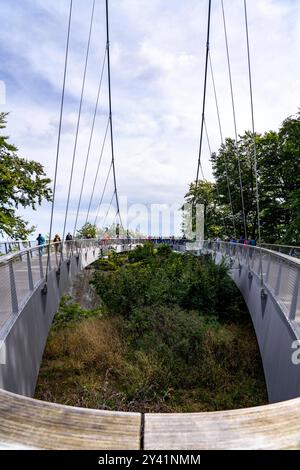 Der Skywalk Königsstuhl an den Kreidefelsen von Rügen, Aussichtsplattform an der berühmten Felsformation Königsstuhl, Barrierefrei, im Nationalpark Jasmund, Blick auf die Ostsee und die Kreidefelsen Küste, zwischen Sassnitz und Lohme, Mecklenburg-Vorpommern, Deutschland, Skywalk Königsstuhl *** The Skywalk Königsstuhl sur les falaises de craie de Rügen, plate-forme d'observation de la célèbre formation roche de Königsstuhl, vue sur la côte balnéaire de Königsstuhl, mer Baltique, Secklembourgeoise, Secklench-mer de la côte de Jasmerd, Mecklembourg, Allemagne, Mecklembourg-Secklembourg-Smerd, entre la mer de et la mer de Banque D'Images