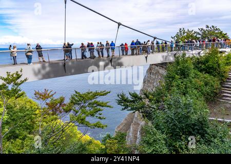 Der Skywalk Königsstuhl an den Kreidefelsen von Rügen, Aussichtsplattform an der berühmten Felsformation Königsstuhl, Barrierefrei, im Nationalpark Jasmund, Blick auf die Ostsee und die Kreidefelsen Küste, zwischen Sassnitz und Lohme, Mecklenburg-Vorpommern, Deutschland, Skywalk Königsstuhl *** The Skywalk Königsstuhl sur les falaises de craie de Rügen, plate-forme d'observation de la célèbre formation roche de Königsstuhl, vue sur la côte balnéaire de Königsstuhl, mer Baltique, Secklembourgeoise, Secklench-mer de la côte de Jasmerd, Mecklembourg, Allemagne, Mecklembourg-Secklembourg-Smerd, entre la mer de et la mer de Banque D'Images