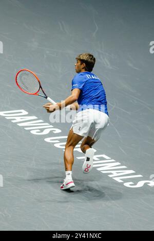 Bologne, Italie. 15 septembre 2024. Flavio Cobolli, d'Italie, en action contre Tallon Griekspoor, des pays-Bas, lors du match de la phase de groupes de la finale de la Coupe Davis de Bologne 2024 opposant l'Italie et les pays-Bas à l'Unipol Arena le 15 septembre 2024 à Bologne, Italie. Crédit : Massimiliano Donati/Alamy Live News Banque D'Images