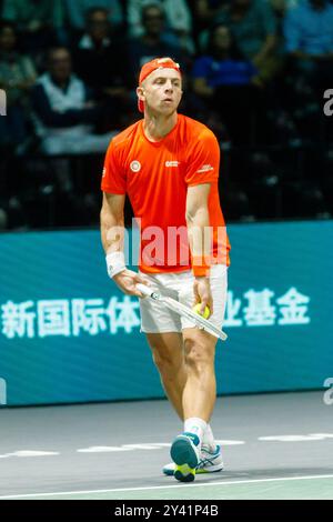 Bologne, Italie. 15 septembre 2024. Tallon Griekspoor, des pays-Bas, en action contre Flavio Cobolli, de l'Italie, lors du match de la phase de groupes de la finale de la Coupe Davis de Bologne 2024 opposant l'Italie et les pays-Bas à l'Unipol Arena le 15 septembre 2024 à Bologne, Italie. Crédit : Massimiliano Donati/Alamy Live News Banque D'Images