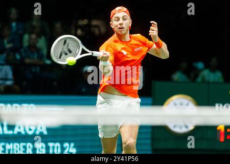 Bologne, Italie. 15 septembre 2024. Tallon Griekspoor, des pays-Bas, en action contre Flavio Cobolli, de l'Italie, lors du match de la phase de groupes de la finale de la Coupe Davis de Bologne 2024 opposant l'Italie et les pays-Bas à l'Unipol Arena le 15 septembre 2024 à Bologne, Italie. Crédit : Massimiliano Donati/Alamy Live News Banque D'Images