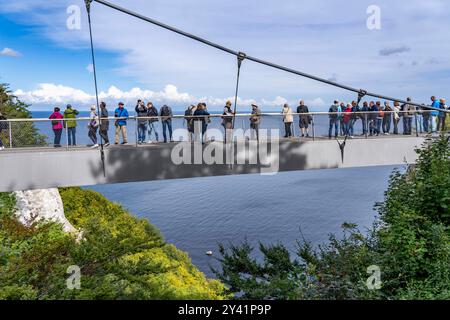 Der Skywalk Königsstuhl an den Kreidefelsen von Rügen, Aussichtsplattform an der berühmten Felsformation Königsstuhl, Barrierefrei, im Nationalpark Jasmund, Blick auf die Ostsee und die Kreidefelsen Küste, zwischen Sassnitz und Lohme, Mecklenburg-Vorpommern, Deutschland, Skywalk Königsstuhl *** The Skywalk Königsstuhl sur les falaises de craie de Rügen, plate-forme d'observation de la célèbre formation roche de Königsstuhl, vue sur la côte balnéaire de Königsstuhl, mer Baltique, Secklembourgeoise, Secklench-mer de la côte de Jasmerd, Mecklembourg, Allemagne, Mecklembourg-Secklembourg-Smerd, entre la mer de et la mer de Banque D'Images