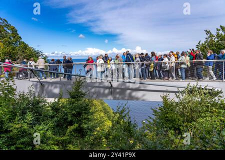 Der Skywalk Königsstuhl an den Kreidefelsen von Rügen, Aussichtsplattform an der berühmten Felsformation Königsstuhl, Barrierefrei, im Nationalpark Jasmund, Blick auf die Ostsee und die Kreidefelsen Küste, zwischen Sassnitz und Lohme, Mecklenburg-Vorpommern, Deutschland, Skywalk Königsstuhl *** The Skywalk Königsstuhl sur les falaises de craie de Rügen, plate-forme d'observation de la célèbre formation roche de Königsstuhl, vue sur la côte balnéaire de Königsstuhl, mer Baltique, Secklembourgeoise, Secklench-mer de la côte de Jasmerd, Mecklembourg, Allemagne, Mecklembourg-Secklembourg-Smerd, entre la mer de et la mer de Banque D'Images