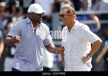 Baltimore, MD, États-Unis. 15 septembre 2024. Ray Lewis, linebacker du Baltimore Ravens Hall of Fame, à gauche, s'entretient avec Steve Bisciotti, propriétaire des Baltimore Ravens, avant un match contre les Las Vegas Raiders au M&T Bank Stadium de Baltimore, Maryland. Photo/ Mike Buscher/Cal Sport Media/Alamy Live News Banque D'Images