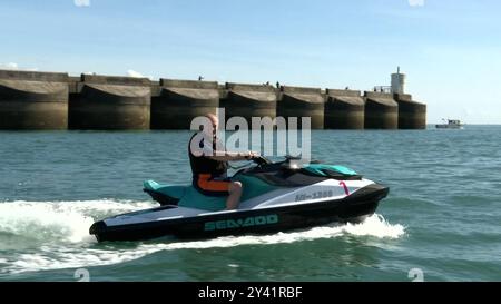 Photo datée du 14/09/24 du dirigeant libéral démocrate Sir Ed Davey sur un jet ski à Brighton Marina alors que la conférence d'automne du parti commençait au Brighton Centre samedi. Daisy Cooper, la chef adjointe du parti, a déclaré qu'elle était «presque sûre» que le parti «continuera» avec des cascades si elles continuent à aider à délivrer des messages politiques. Date d'émission : dimanche 15 septembre 2024. Banque D'Images