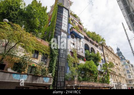 Hundertwasser Village avec un jardin sur le toit à Vienne, Autriche Banque D'Images