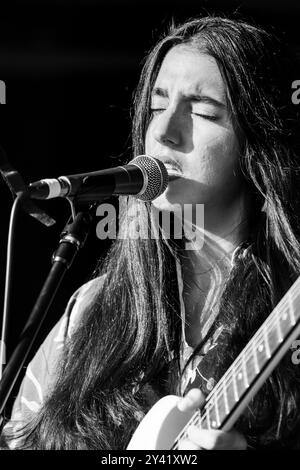 MARIAM WALLENTIN, CONCERT, GREEN MAN FESTIVAL 2014 : L'actrice et artiste suédoise Mariam Wallentin joue en live sur la Walled Garden Stage dans le rôle de MARIAM THE BELIEVER au Green Man Festival 2014 à Glanusk Park, Brecon, pays de Galles, août 2014. Photo : Rob Watkins. INFO : Mariam Wallentin est une chanteuse, compositrice et musicienne suédoise connue pour son approche expérimentale de la musique. Faisant partie du duo Wildbirds & Peacedrums, sa voix puissante et émouvante se marie avec des éléments avant-gardistes, repoussant les limites du jazz, de la pop et de la musique indie. Banque D'Images