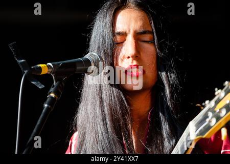 MARIAM WALLENTIN, CONCERT, GREEN MAN FESTIVAL 2014 : L'actrice et artiste suédoise Mariam Wallentin joue en live sur la Walled Garden Stage dans le rôle de MARIAM THE BELIEVER au Green Man Festival 2014 à Glanusk Park, Brecon, pays de Galles, août 2014. Photo : Rob Watkins. INFO : Mariam Wallentin est une chanteuse, compositrice et musicienne suédoise connue pour son approche expérimentale de la musique. Faisant partie du duo Wildbirds & Peacedrums, sa voix puissante et émouvante se marie avec des éléments avant-gardistes, repoussant les limites du jazz, de la pop et de la musique indie. Banque D'Images