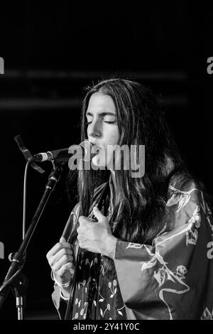 MARIAM WALLENTIN, CONCERT, GREEN MAN FESTIVAL 2014 : L'actrice et artiste suédoise Mariam Wallentin joue en live sur la Walled Garden Stage dans le rôle de MARIAM THE BELIEVER au Green Man Festival 2014 à Glanusk Park, Brecon, pays de Galles, août 2014. Photo : Rob Watkins. INFO : Mariam Wallentin est une chanteuse, compositrice et musicienne suédoise connue pour son approche expérimentale de la musique. Faisant partie du duo Wildbirds & Peacedrums, sa voix puissante et émouvante se marie avec des éléments avant-gardistes, repoussant les limites du jazz, de la pop et de la musique indie. Banque D'Images