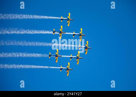 Traditionnel escadron brésilien de fumée, composé de 3 avions Super Tucano A-29 turbopropulsés Banque D'Images