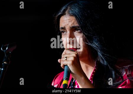 MARIAM WALLENTIN, CONCERT, GREEN MAN FESTIVAL 2014 : L'actrice et artiste suédoise Mariam Wallentin joue en live sur la Walled Garden Stage dans le rôle de MARIAM THE BELIEVER au Green Man Festival 2014 à Glanusk Park, Brecon, pays de Galles, août 2014. Photo : Rob Watkins. INFO : Mariam Wallentin est une chanteuse, compositrice et musicienne suédoise connue pour son approche expérimentale de la musique. Faisant partie du duo Wildbirds & Peacedrums, sa voix puissante et émouvante se marie avec des éléments avant-gardistes, repoussant les limites du jazz, de la pop et de la musique indie. Banque D'Images