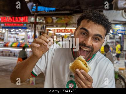 MUMBAI, INDE - 8 SEPTEMBRE : (NOTE DE LA RÉDACTION : ceci est une image exclusive de Hindustan Times/Sipa USA) influenceur et créateur de contenu allemand Younes Zarou pose lors d'une interview exclusive avec HT City, le 8 septembre 2024 à Mumbai, Inde. Younes Zarou est actuellement à son premier voyage en Inde, et dans un tournage exclusif avec HT City, il réfléchit à son séjour dans le pays. « Le plan était de rester deux semaines, mais cela fait plus d’un mois maintenant et je ne veux toujours pas partir », dit-il, informant qu’il a visité Delhi, Agra, Jaipur, Mumbai, Kerala, Hyderabad et Bangalore pendant son voyage. (Pho Banque D'Images