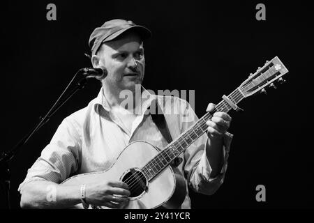 JAMES YORKSTON, CONCERT, GREEN MAN FESTIVAL 2013 : James Yorkston jouant en direct sur la scène Far Out au Green Man Festival 2014 à Glanusk Park, Brecon, pays de Galles, août 2014. Photo : Rob Watkins. INFO : James Yorkston est un auteur-compositeur-interprète écossais connu pour sa musique folk introspective. Mélangeant le folk écossais traditionnel avec des éléments indie et acoustiques, ses paroles poétiques et ses mélodies douces explorent les thèmes de l'amour, de la vie et de la nature, créant des chansons profondément réfléchies et émotionnellement résonnantes. Banque D'Images