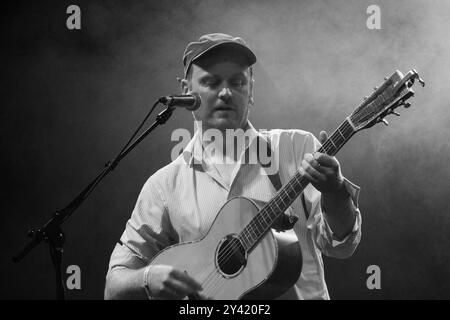 JAMES YORKSTON, CONCERT, GREEN MAN FESTIVAL 2013 : James Yorkston jouant en direct sur la scène Far Out au Green Man Festival 2014 à Glanusk Park, Brecon, pays de Galles, août 2014. Photo : Rob Watkins. INFO : James Yorkston est un auteur-compositeur-interprète écossais connu pour sa musique folk introspective. Mélangeant le folk écossais traditionnel avec des éléments indie et acoustiques, ses paroles poétiques et ses mélodies douces explorent les thèmes de l'amour, de la vie et de la nature, créant des chansons profondément réfléchies et émotionnellement résonnantes. Banque D'Images