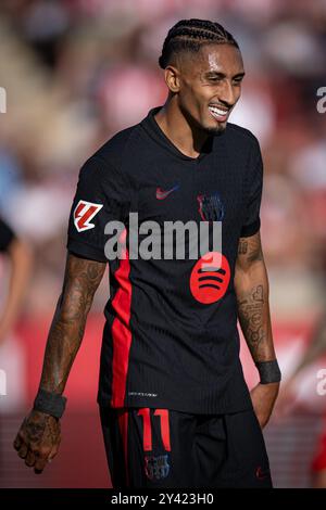 Raphael Dias Belloli 'Raphinha' (FC Barcelone) sourit lors d'un match de la Liga EA Sports entre Girona FC et FC Barcelone à l'Estadi Municipal de Montilivi à Gérone, Espagne, le 15 septembre 2024. Photo de Felipe Mondino Banque D'Images