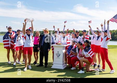 Gainesville, va, États-Unis. 15 septembre 2024. Team USA célèbre sa victoire à la Solheim Cup 2024. (Crédit image : © Robert Blakley/ZUMA Press Wire) USAGE ÉDITORIAL SEULEMENT! Non destiné à UN USAGE commercial ! Banque D'Images