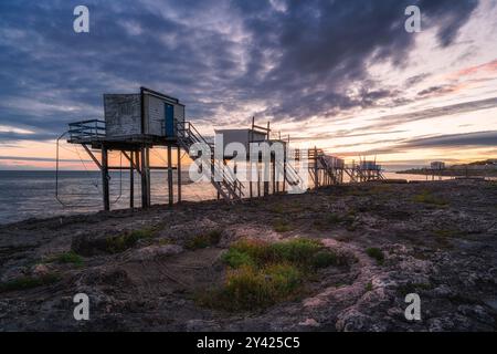 Paysages de coucher de soleil sur la côte de Saint-palais-sur-mer, avec carrelets traditionnels le long de la mer en Charente-maritime, France Banque D'Images