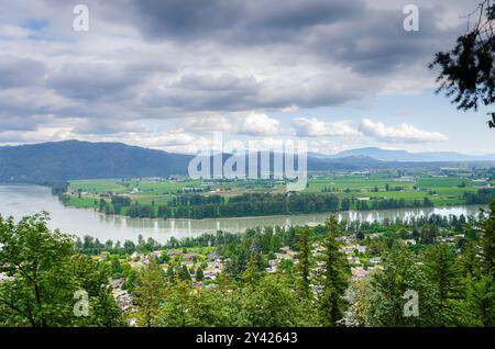 Vue de la ville de Mission avec le fleuve Fraser, la vallée verdoyante et les montagnes en arrière-plan - vallée du Fraser, Colombie-Britannique, Canada Banque D'Images