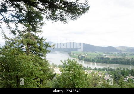 Vue de la ville de Mission avec le fleuve Fraser, la vallée verdoyante et les montagnes en arrière-plan - vallée du Fraser, Colombie-Britannique, Canada Banque D'Images