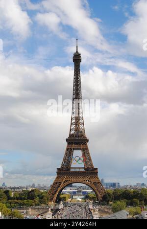 Paris, France - 12 septembre 2024 : la célèbre Tour Eiffel avec les anneaux olympiques après les Jeux Olympiques de Paris 2024. Banque D'Images