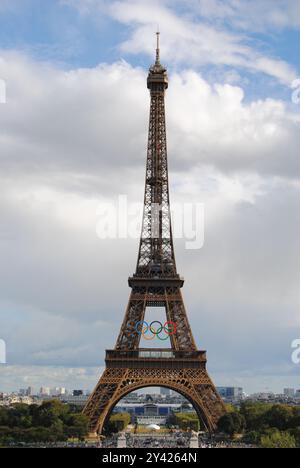 Paris, France - 12 septembre 2024 : la célèbre Tour Eiffel avec les anneaux olympiques après les Jeux Olympiques de Paris 2024. Banque D'Images