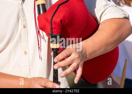 Détail des mains d'un homme jouant de la cornemuse galicienne. Concept de musique folk Banque D'Images