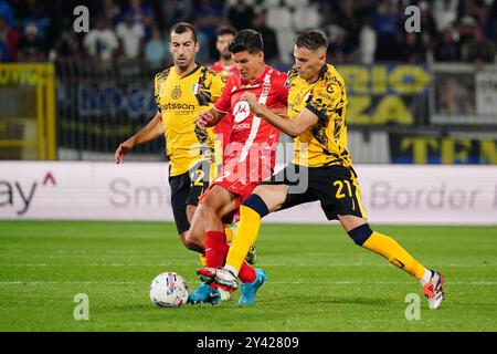 Matteo Pessina (AC Monza) et Kristjan Asllani (FC Inter) pendant AC Monza vs Inter - FC Internazionale, match de football italien Serie A à Monza, Italie, le 15 septembre 2024 Banque D'Images