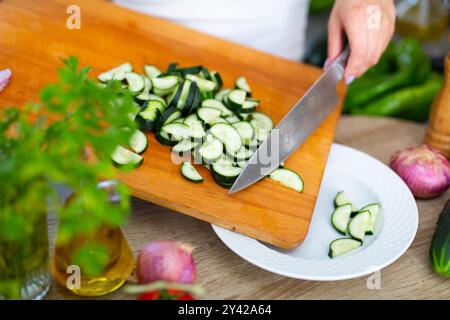 Femmes coupe légumes sur planche à découper Banque D'Images