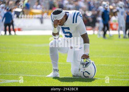 Green Bay, WI, États-Unis. 15 septembre 2024. Anthony Richardson (5), quarterback des Colts d'Indianapolis, s'agenouille avant le match contre les Packers de Green Bay à Green Bay, WISCONSIN. Kirsten Schmitt/Cal Sport Media. Crédit : csm/Alamy Live News Banque D'Images