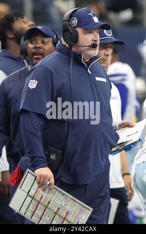 Irving, États-Unis. 15 septembre 2024. Mike McCarthy, entraîneur-chef des Dallas Cowboys, regarde son équipe depuis la ligne de touche lors d'un match de la National Football League au AT&T Stadium le dimanche 15 septembre 2024 à Irving, Texas. (Photo de Peter G. Forest/Sipa USA) crédit : Sipa USA/Alamy Live News Banque D'Images
