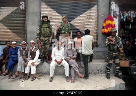 Srinagar, Inde. 15 septembre 2024. Les partisans de la Conférence nationale se sont inscrits au Jammu-et-Cachemire lors du rassemblement de campagne d'Omar Abdullah, ancien Ministre en chef du Jammu-et-Cachemire avant les élections de l'Assemblée. (Photo de Nisar ul Haq Allaie/Pacific Press) crédit : Pacific Press Media production Corp./Alamy Live News Banque D'Images