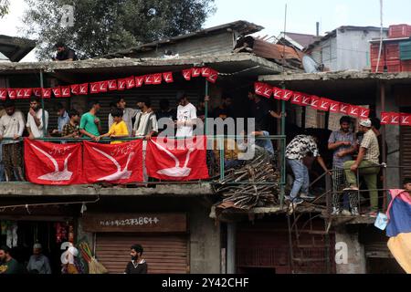 Srinagar, Inde. 15 septembre 2024. Les partisans de la Conférence nationale se sont inscrits au Jammu-et-Cachemire lors du rassemblement de campagne d'Omar Abdullah, ancien Ministre en chef du Jammu-et-Cachemire avant les élections de l'Assemblée. (Photo de Nisar ul Haq Allaie/Pacific Press) crédit : Pacific Press Media production Corp./Alamy Live News Banque D'Images