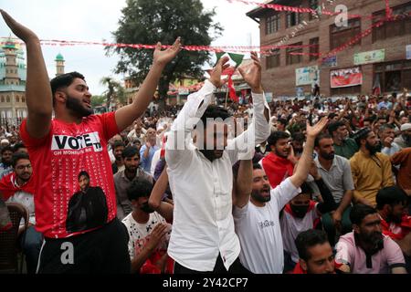 Srinagar, Inde. 15 septembre 2024. Les partisans de la Conférence nationale se sont inscrits au Jammu-et-Cachemire lors du rassemblement de campagne d'Omar Abdullah, ancien Ministre en chef du Jammu-et-Cachemire avant les élections de l'Assemblée. (Photo de Nisar ul Haq Allaie/Pacific Press) crédit : Pacific Press Media production Corp./Alamy Live News Banque D'Images