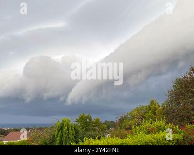 Un nuage de roulis précède un orage violent sur l'île de Man Banque D'Images