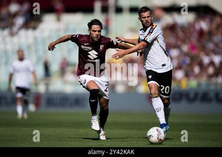 Turin, Italie. 15 septembre 2024. Samuele Ricci du Torino FC concourt pour le ballon avec Ylber Ramadani du US Lecce lors du match de Serie A entre le Torino FC et le US Lecce. Crédit : Nicolò Campo/Alamy Live News Banque D'Images