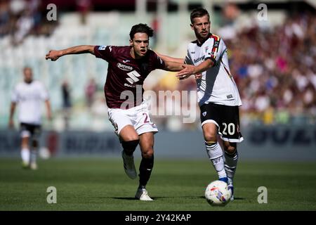 Turin, Italie. 15 septembre 2024. Samuele Ricci du Torino FC concourt pour le ballon avec Ylber Ramadani du US Lecce lors du match de Serie A entre le Torino FC et le US Lecce. Crédit : Nicolò Campo/Alamy Live News Banque D'Images