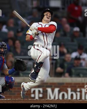Atlanta, États-Unis. 15 septembre 2024. Jarred Kelenic, deuxième joueur des Braves d'Atlanta, réagit après avoir foulé une balle de son pied en troisième manche lors du match contre les Dodgers de Los Angeles à Truist Park le dimanche 15 septembre 2024 à Atlanta, en Géorgie. Photo de Mike Zarrilli/UPI crédit : UPI/Alamy Live News Banque D'Images