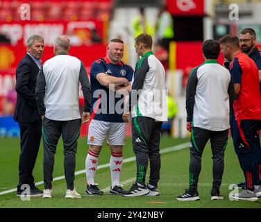 Old Trafford, Manchester, Royaume-Uni. 7 septembre 2024. Charity Friendly Football, Manchester United Legends versus Celtic Legends ; Wayne Rooney de Manchester United et Stiliyan Petrov de Celtic discutent avant le match crédit : action plus Sports/Alamy Live News Banque D'Images